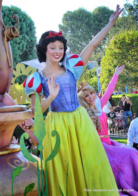 Snow White on parade in #Disneyland #snowwhite #princess #disney | Snow white cosplay, Snow ...