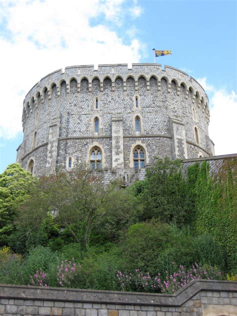 The Royal Standard at Windsor Castle. : r/britpics