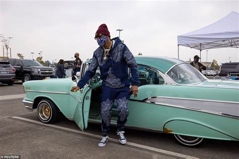 Snoop Dogg Hands Out Turkeys to 2,500 California Residents, 1,400 Cars ...