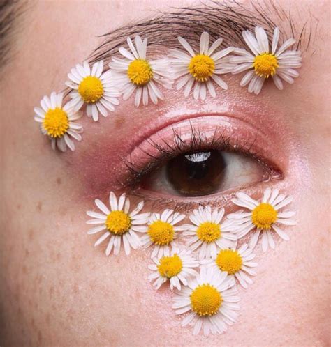 Creative Floral Makeup Look to Try This Season in 2024