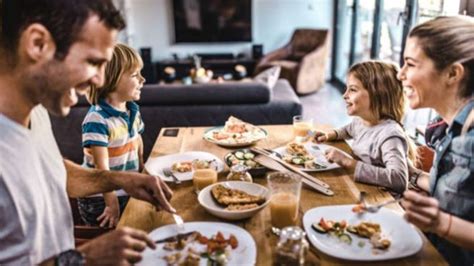 Cómo enseñar a los niños buenos modales en la mesa