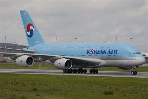 Korean Air Airbus A380-800 Hits 30-foot Light Poles At Los Angeles