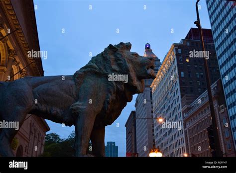 Chicago art institute lions hi-res stock photography and images - Alamy