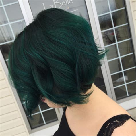Dark green: la tendenza colore per chi ha i capelli scuri