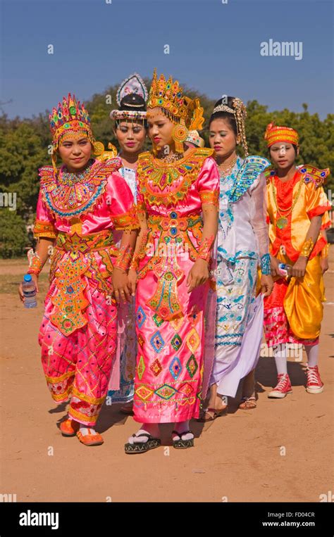 👍 Myanmar traditional suit. Miss Universe 2017: Stunning traditional ...