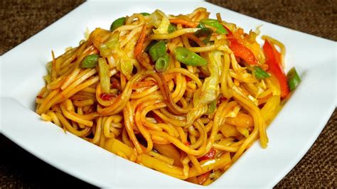 Nouilles Chinoise Sautées aux Légumes | Vegan asian recipes, Veg chow mein recipe, Indian food ...