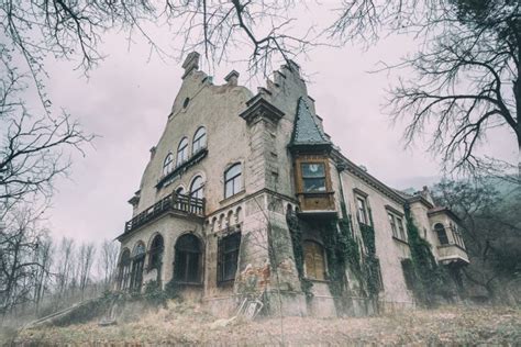 6 most terrifying and haunted places in Canada