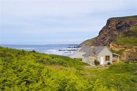 Cottage: The Beach Hut in North Cornwall, UK - Home Bunch Interior Design Ideas