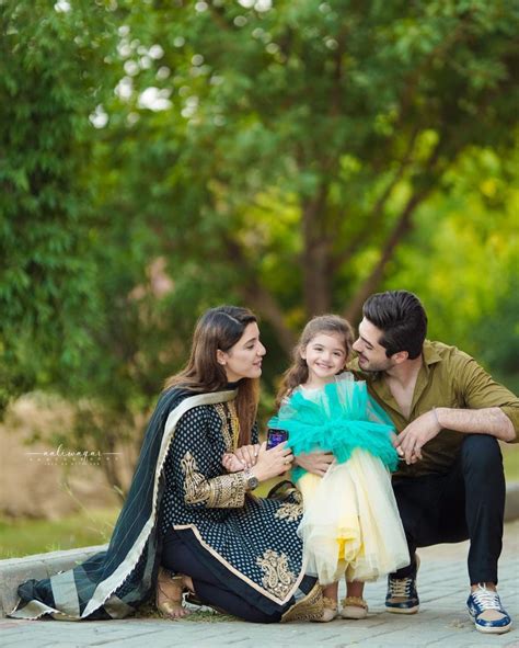 Junaid Jamshed Niazi's Latest Adorable Family Portraits | Reviewit.pk