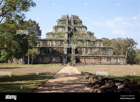 Cambodia, Koh Ker, Prasat Thom, ruins, entrance and lintel Stock Photo ...