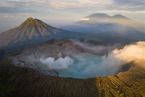 Five Volcanoes - Astounding sunrise light shines upon 5 East Javanese ...