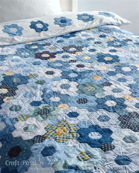 Flower Hexagon Quilt Duvet Cover - How To Sew • Craft Passion | Hexagon quilt, Quilts, Hexagon ...