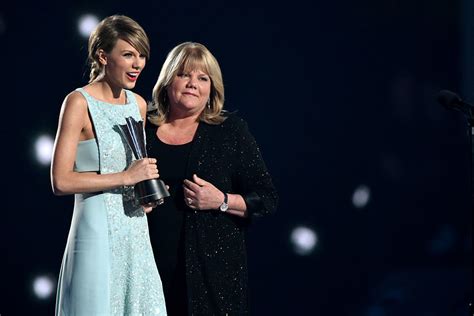 Taylor Swift's Mom's Cancer Has Returned