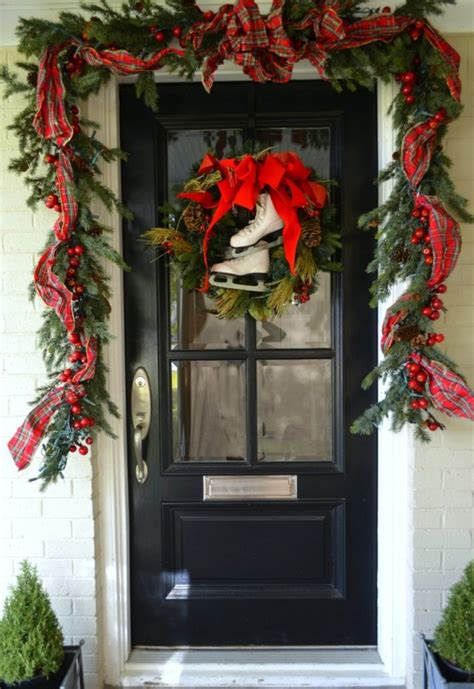 38 Stunning Christmas Front Door Décor Ideas - DigsDigs