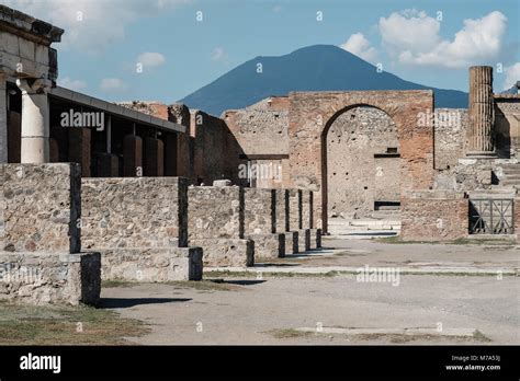 Mount vesuvius pompeii ruins hi-res stock photography and images - Alamy