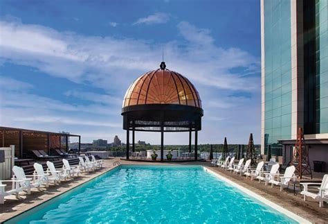 Sheraton Fallsview Rooftop Pool & Bar Featured On Curiocity