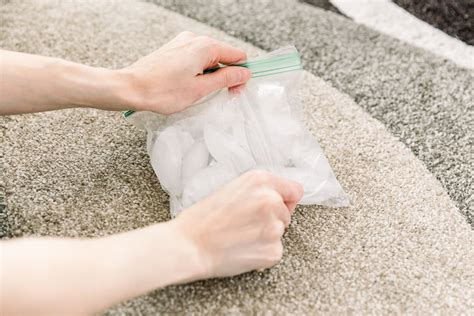 How to Remove Gum Stains From Clothes & Carpet