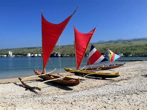 HD wallpaper: two boats on seashore, na pae canoe, beach, ocean, water, pacific | Wallpaper Flare