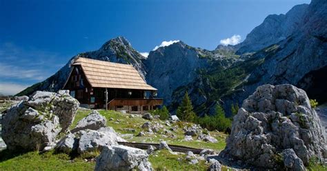 10 Things You Need to Know Before Staying in a Mountain Hut in the Alps