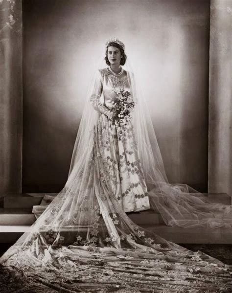 Princess Elizabeth wedding portrait, 1947 | Queen elizabeth wedding, Princess elizabeth, Royal ...