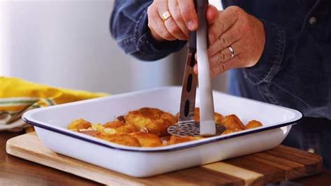 Jamie Oliver shows how to perfect Christmas roast potatoes | The Independent Christmas Roast ...