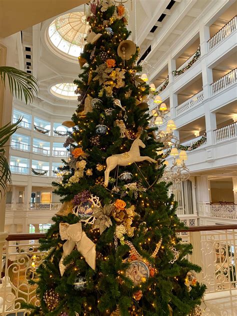 PHOTOS – Disney’s Grand Floridian Holiday Decorations Arrive | TouringPlans.com Blog