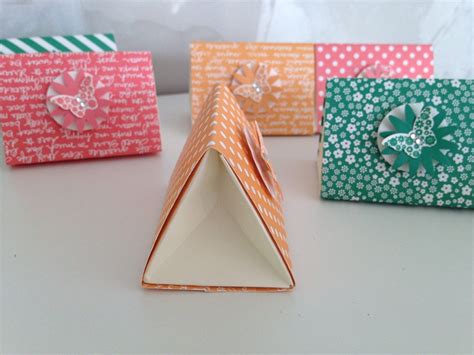 Petit cadeau et son tuto en images | Soph'En Scrap Noel Diy, Punch Board, Candy Holder, Shaped ...