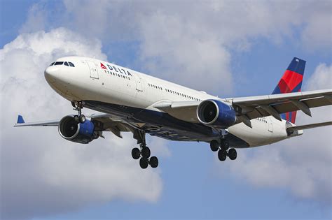 Delta flight makes emergency landing after smoke fills cabin