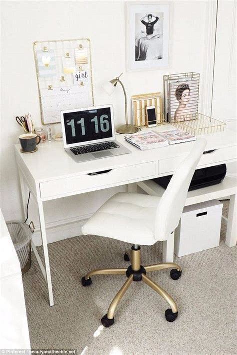 Beauty and the Chic also shared her stylish desk space where she ...