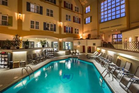 Piscine intérieure - Indoor pool - Picture of Hotel Château-Bromont ...