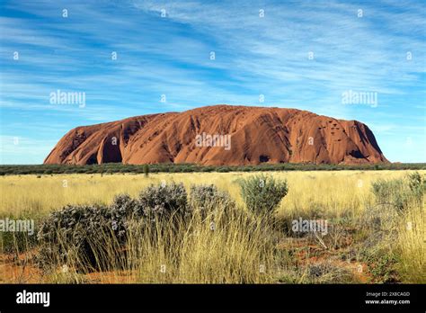 View of Uluru, in the Uluṟu-Kata Tjuṯa National Park, Northern Territory, Australia Stock Photo ...