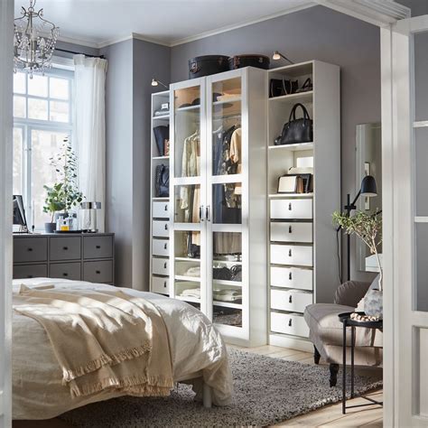 Stilvoller Kleiderschrank mit Glastüren | Ikea bedroom, Bedroom storage ...