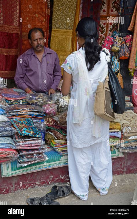 Janpath street market hi-res stock photography and images - Alamy