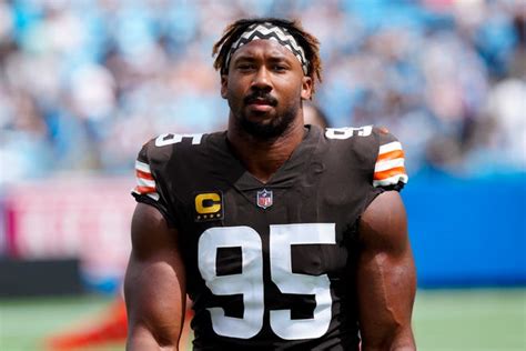 Browns' Myles Garrett suffers shoulder sprain, biceps strain in wreck