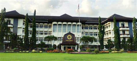 Gedung-Rektorat-Kampus-UNRAM-Universitas-Mataram-Lombok-NTB - ITS News