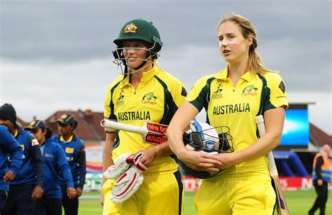 Cricket - Competitive Team Sport For Strong Women - Women Fitness