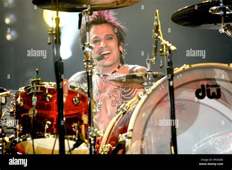 Drummer tommy lee hi-res stock photography and images - Alamy