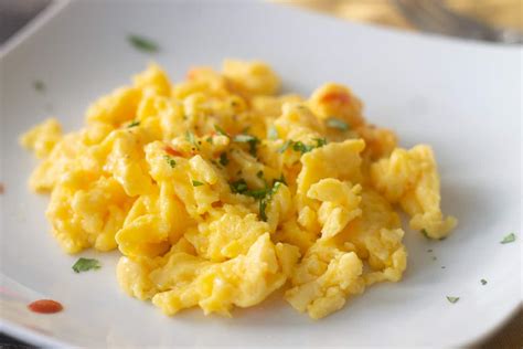 How to Make Fluffy Scrambled Eggs | Edible Times