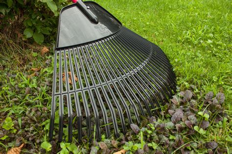 Lawn / Leaf Rake with Fiberglass Handle | Bully Tools, Inc.