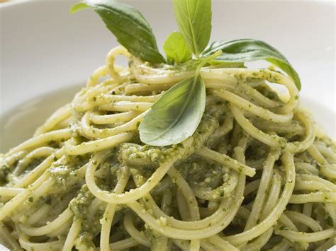 Pasta mit Pesto alla genovese Rezept | EAT SMARTER