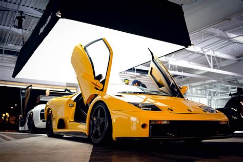 Lamborghini Diablo: The 90s Poster Supercar | Supersportiva