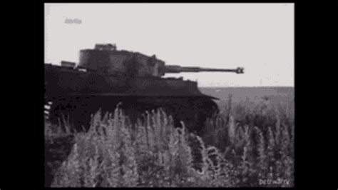 Tank Ww2 GIF - Tank Ww2 War - Discover & Share GIFs