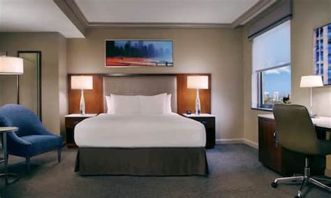 Rooms & Suites | Hilton Chicago