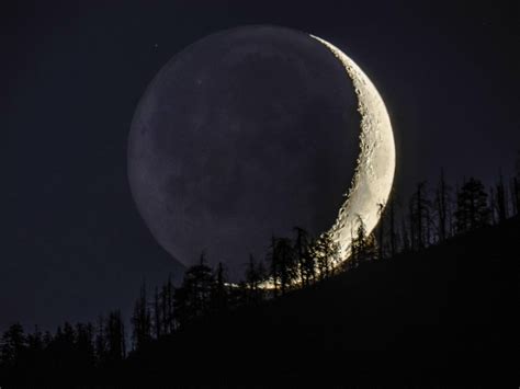 Crescent Moon illuminated with Earth Shine [OC] : space | Crescent moon, Moon, Moon pictures