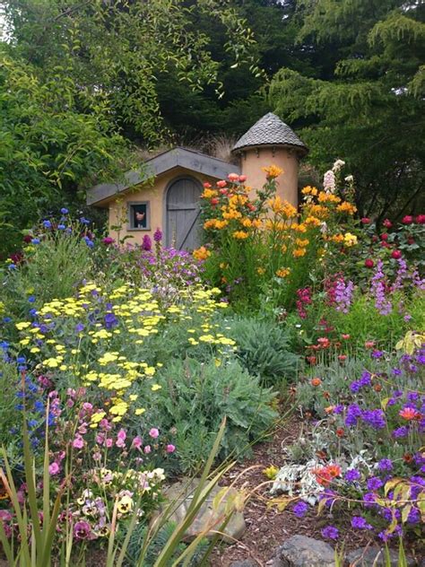 Sweet colorful old-fashioned English cottage garden! Sunny Simple Life blog: | English cottage ...