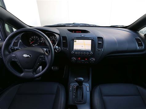 Kia Cerato Hatchback 2014: fotos, vídeos, itens de série e especificações técnicas