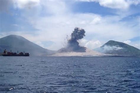 Volcano Erupts On Camera in Papua New Guinea