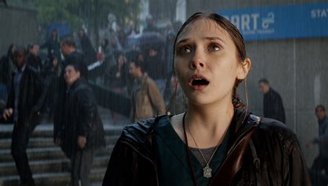 Elizabeth Olsen sees Godzilla in the rain | Cultjer