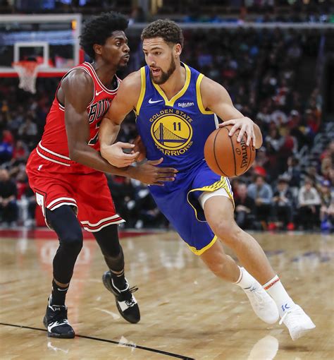 Klay Thompson sets NBA record with 14 three-pointers in rout of Bulls