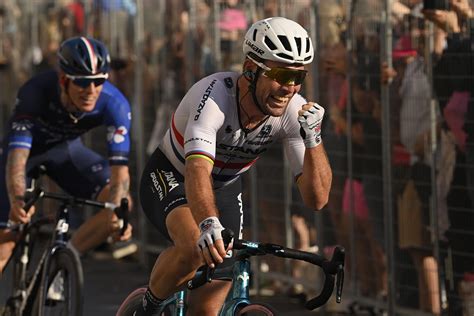 Emotional Mark Cavendish wins after Geraint Thomas lead-out in Rome | Video